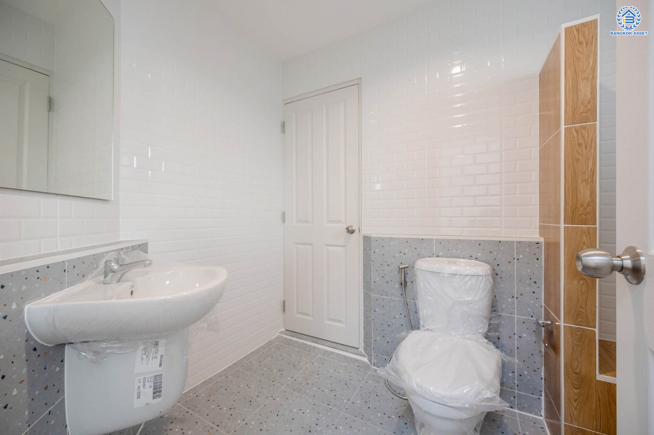 บ้านมือสองตกแต่งใหม่ โครงการ พฤกษ์ลดา พุทธสาคร หลังมุม จากแบรนด์ LH บนเนื้อที่ 54.5 ตร.ว. พื้นที่ใช้สอย 153.89 ตร.ม. ฟังก์ชัน 3 ห้องนอน 2 ห้องน้ำ จอดรถได้ 2 คัน เชื่อมต่อถนนเพชรเกษม, ถนนพุทธมณฑลสาย4, ถนนบรมราชชนนี ใกล้รถไฟฟ้าสายสีน้ำเงิน "สถานีหลักสอง" และ The Mall บางแค